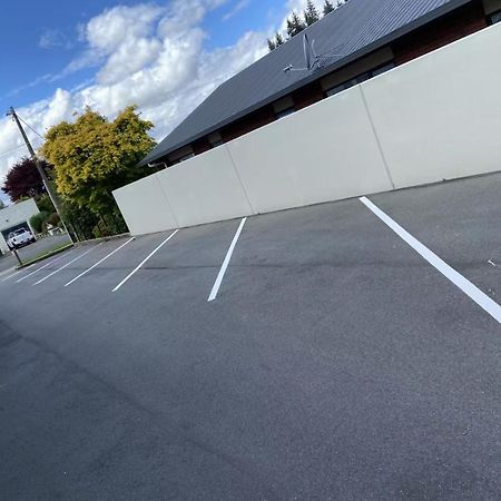 Red Tussock Motel Te Anau Bagian luar foto